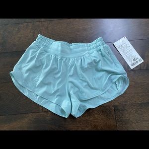 Lululemon Hotty Hot Low Rise 2.5’’ lined shorts size 6, blue linen